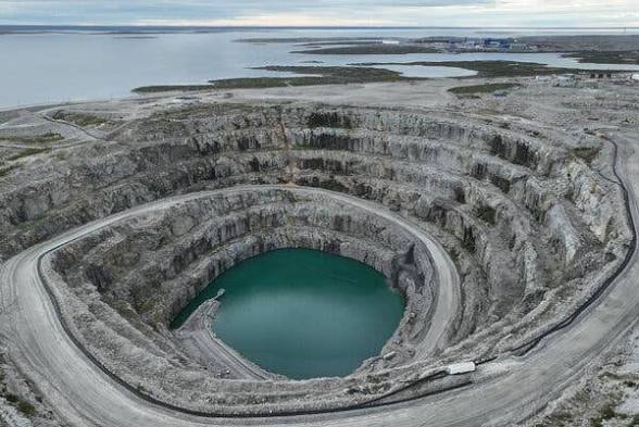 Fosse minière et son lac turquoise — photographie illustrative